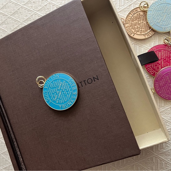 Louis Vuitton Trunks and Bags Charm - Picture 2 of 5